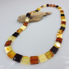 Baltijos gintaro karoliai margi. Kaklo papupšalas. Gintariniai karoliai.