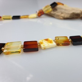 Baltijos gintaro karoliai margi. Kaklo papupšalas. Gintariniai karoliai.