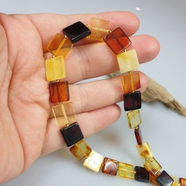 Baltijos gintaro karoliai margi. Kaklo papupšalas. Gintariniai karoliai.