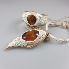 Odinis pakabukas ir apyrankė su gintaru.