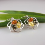 Auskarai sidabriniai su gintaru.  Auskarai sidabriniai su gintaru.