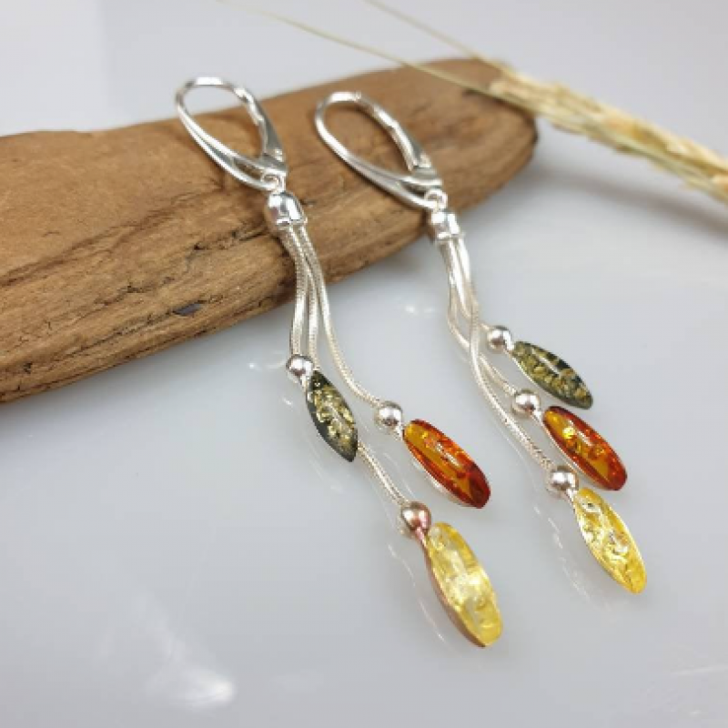 Ilgi gintariniai auskarai. Sidabriniai auskarai su margais gintarais Ilgi gintariniai auskarai. Sidabriniai auskarai su margais gintarais