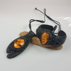 Papuošalų rinkinys. Oda ir gintaras. Rinkinys. Odinis pakabukas ir odinė apyrankė.  Kaklo papuošalas, dovana mamai