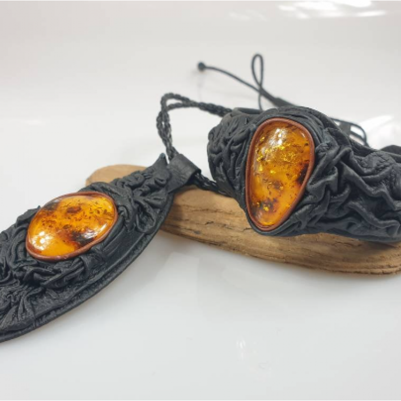 Papuošalų rinkinys. Oda ir gintaras. Rinkinys. Odinis pakabukas ir odinė apyrankė.  Kaklo papuošalas, dovana mamai