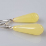 Balto gintaro auskarai. Lašo formos auskarai iš tikro Baltijos gintaro.  Balto gintaro auskarai. Lašo formos auskarai iš tikro Baltijos gintaro.