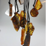 Gintarinis pakabukas, Unisex pakabukas, Rankų darbo kaklo papuošalas. Žalias gintaras. Amuletas.