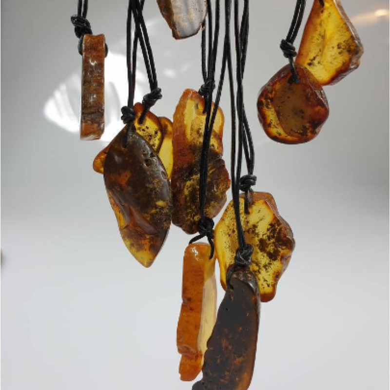 Gintarinis pakabukas, Unisex pakabukas, Rankų darbo kaklo papuošalas. Žalias gintaras. Amuletas.