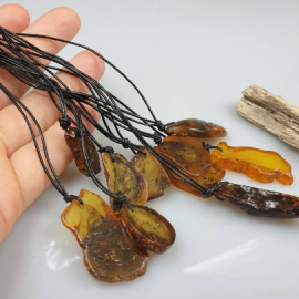 Gintarinis pakabukas, Unisex pakabukas, Rankų darbo kaklo papuošalas. Žalias gintaras. Amuletas.