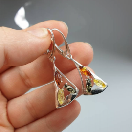 Auskarai Trikampio formos. Žalio gintaro sidabriniai auskarai Auskarai Trikampio formos. Žalio gintaro sidabriniai auskarai