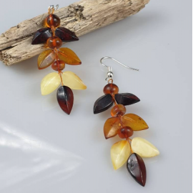 Auskarai  "Lapeliai". Ilgi gintariniai auskarai.