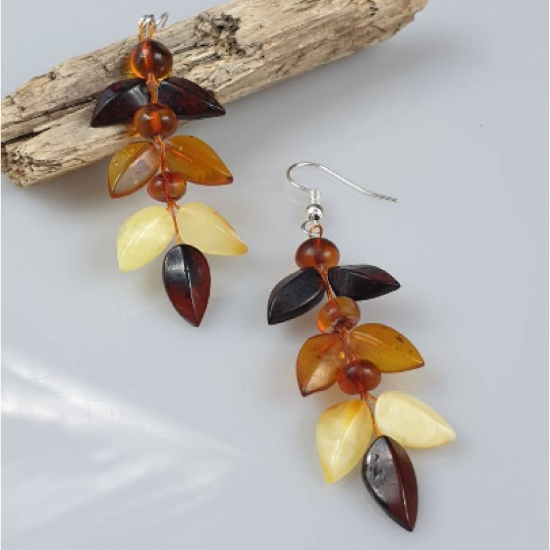 Auskarai  "Lapeliai". Ilgi gintariniai auskarai.  Auskarai  "Lapeliai". Ilgi gintariniai auskarai.