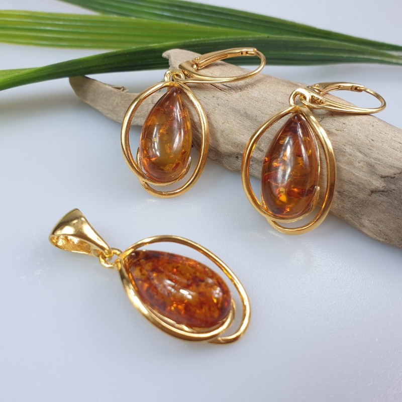 Baltijos gintaro auskarai ir pakabukas. Paauksuotas rinkinys Baltijos gintaro auskarai ir pakabukas. Paauksuotas rinkinys