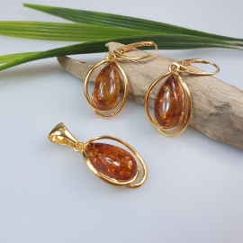 Baltijos gintaro auskarai ir pakabukas. Paauksuotas rinkinys Baltijos gintaro auskarai ir pakabukas. Paauksuotas rinkinys