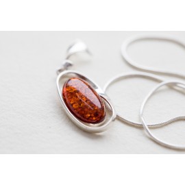 Gintarinis pakabukas, kaklo papupošalas, Sidabrinis pakabukas su grandinėle.  Gintarinis pakabukas, kaklo papupošalas, Sidabrinis pakabukas su grandinėle.