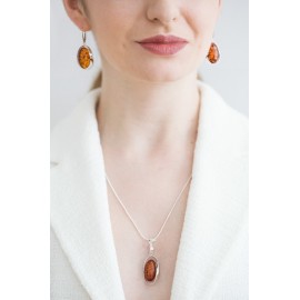 Gintarinis pakabukas, kaklo papupošalas, Sidabrinis pakabukas su grandinėle.  Gintarinis pakabukas, kaklo papupošalas, Sidabrinis pakabukas su grandinėle.