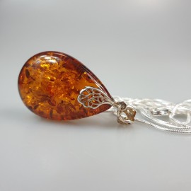 Gintarinis pakabukas lašas Gintarinis pakabukas lašas