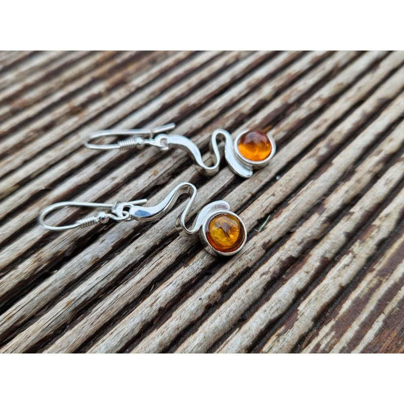 Dideli sidabriniai auskarai su gintaru. Dideli sidabriniai auskarai su gintaru.