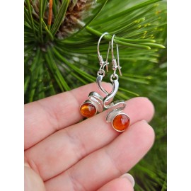 Dideli sidabriniai auskarai su gintaru. Dideli sidabriniai auskarai su gintaru.