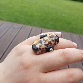 Rankų darbo žiedas su gintaru Reguliuojamas dydis unisex. Kaučiukas ir smulkūs gintarai. Rankų darbo žiedas su gintaru Reguliuojamas dydis unisex. Kaučiukas ir smulkūs gintarai.