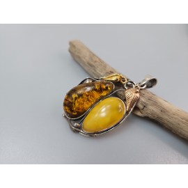 Baltijos gintaras. Vienetinis kaklo papuošalas iš gintaro ir sidabro, Žalias ir baltas gintaras. Kaklo papuošalas