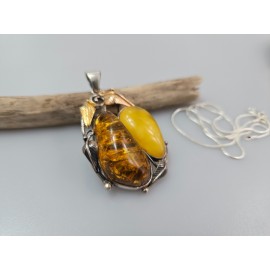 Baltijos gintaras. Vienetinis kaklo papuošalas iš gintaro ir sidabro, Žalias ir baltas gintaras. Kaklo papuošalas