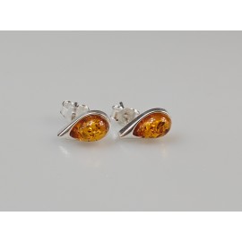 Maži žali sidabriniai auskarai vinukai su gintaru auskarai prie ausies.