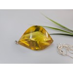 Gintaro Pakabukas, gintarinis pakabukas su gintaru bus puiki prabang bei uniklai dovana Jai šv. Kalėdų ar kita proga. 