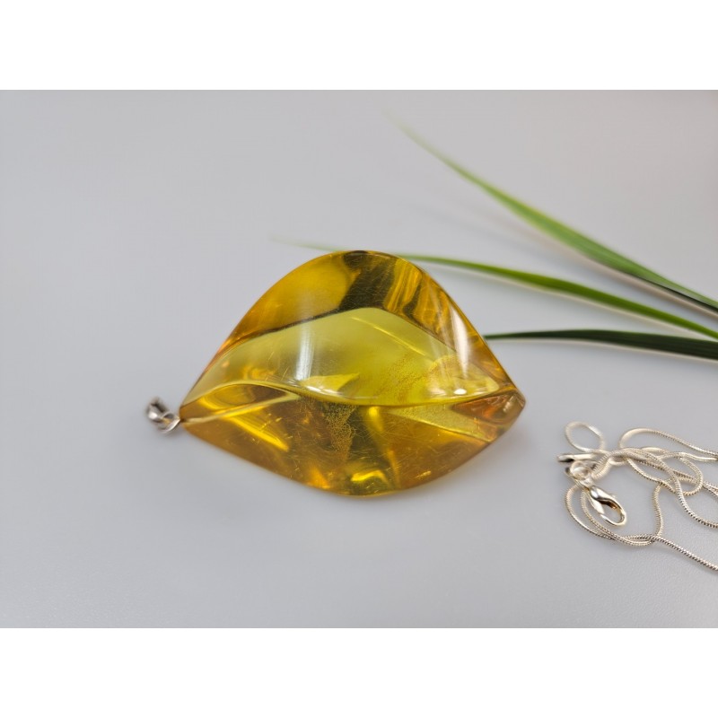 Gintaro Pakabukas, gintarinis pakabukas su gintaru bus puiki prabang bei uniklai dovana Jai šv. Kalėdų ar kita proga. 