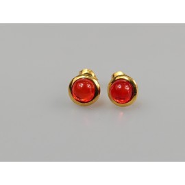 apvalūs Maži auksiniai auskarai vinukai su raudonu gintaru auskarai prie ausies.