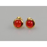 apvalūs Maži auksiniai auskarai vinukai su raudonu gintaru auskarai prie ausies.