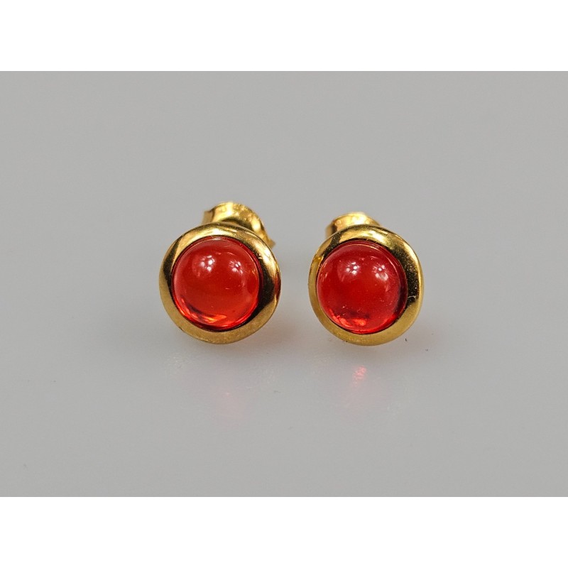 apvalūs Maži auksiniai auskarai vinukai su raudonu gintaru auskarai prie ausies.