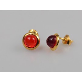 apvalūs Maži auksiniai auskarai vinukai su raudonu gintaru auskarai prie ausies.