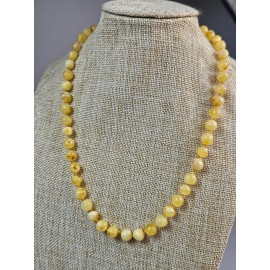 Balti maži apvalūs gintaro karoliai mamos dienos proga dovana mamai