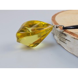 nedidelis gintarinis pakabukas iš geltono gintaro