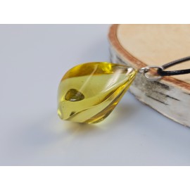 nedidelis gintarinis pakabukas iš geltono gintaro