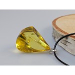 nedidelis gintarinis pakabukas iš geltono gintaro