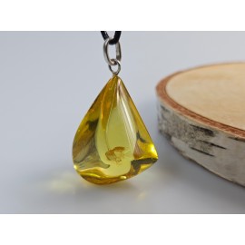 nedidelis gintarinis pakabukas iš geltono gintaro