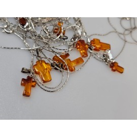 rudo gintaro gintarinis kryželis su grandinėlė