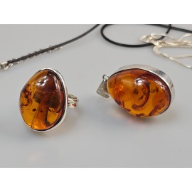 Gintarinis pakabus ir žiedas. Rinkinys dovanų 