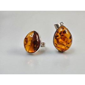 Gintarinis pakabus ir žiedas. Rinkinys dovanų 