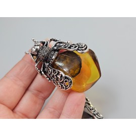 Sagė su gintaru, gintarinis pakabukas