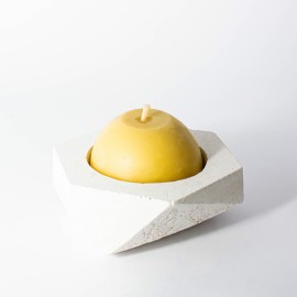 Rankų darbo geometrinė balta žvakidė (M)