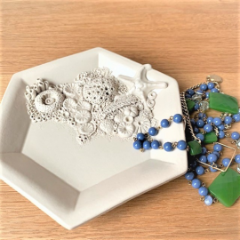 Dekoratyvi keramikinė lėkštė