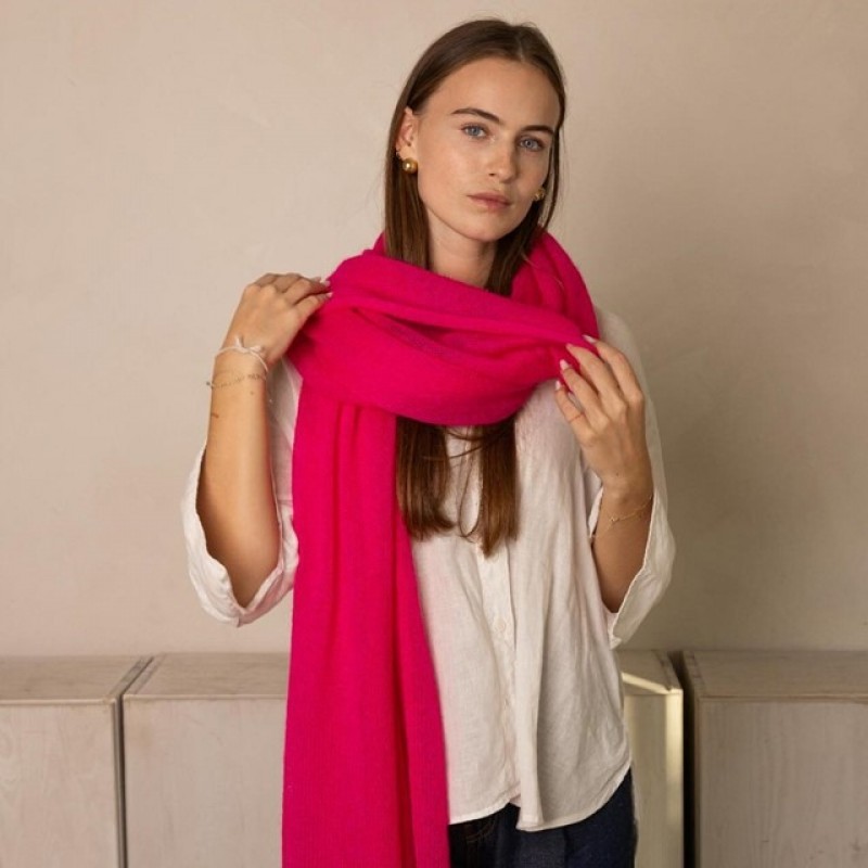 Ciklameno spalvos moheros šalis su alpakų vilna