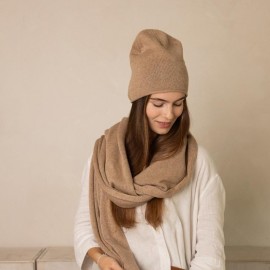 Smėlio spalvos komplektas su kašmyru ir šilku Smėlio spalvos komplektas su kašmyru ir šilku