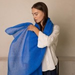 Ryškiai mėlynas moheros šalis su alpakų vilna Ryškiai mėlynas moheros šalis su alpakų vilna