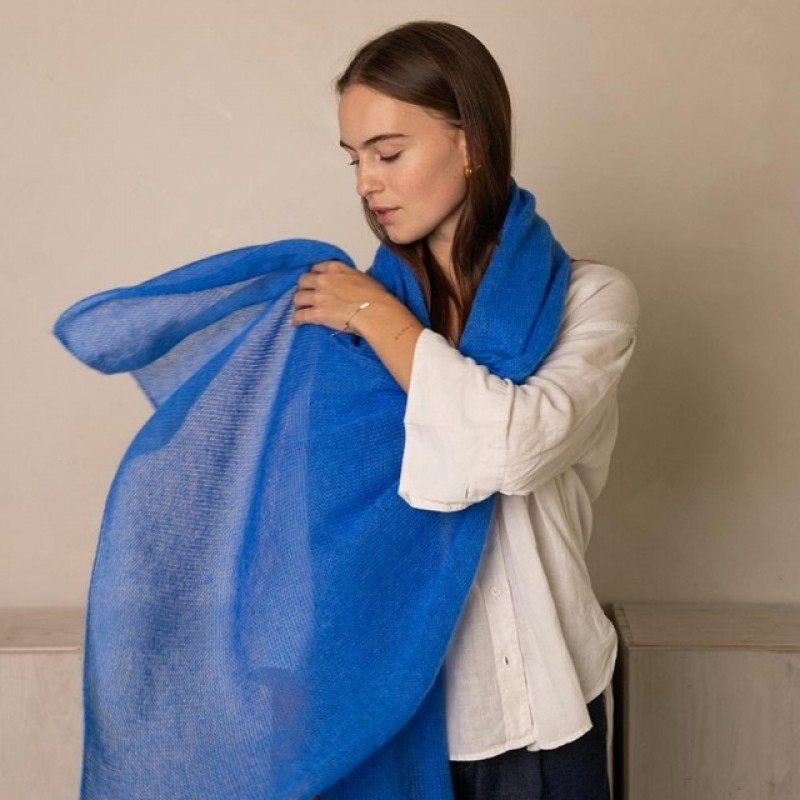 Ryškiai mėlynas moheros šalis su alpakų vilna Ryškiai mėlynas moheros šalis su alpakų vilna