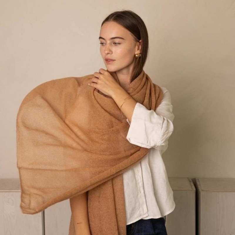 Camel spalvos moheros šalis su alpakų vilna
