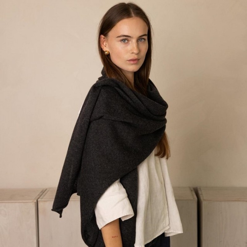 Antracito spalvos šalikas su kašmyru ir šilku Antracito spalvos šalikas su kašmyru ir šilku