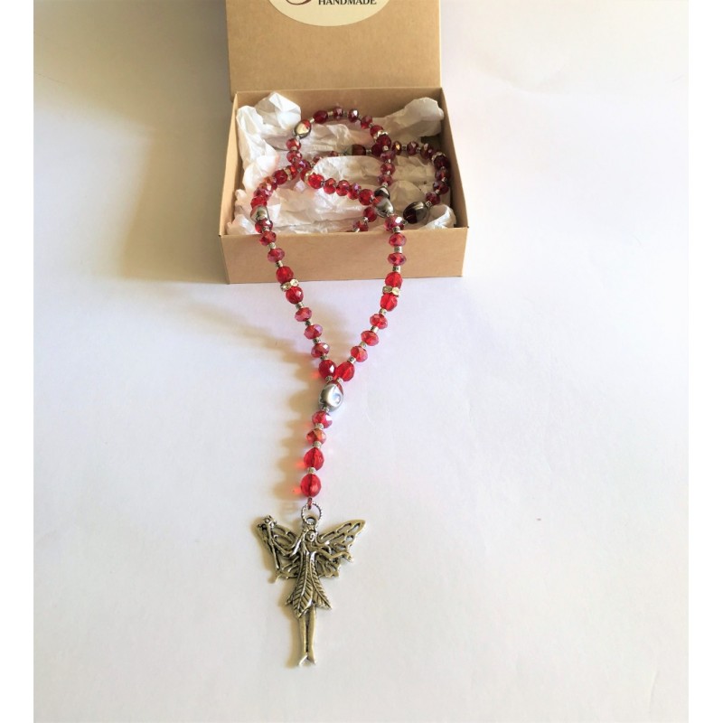 Raudonos spalvos vėrinys iš kristalų